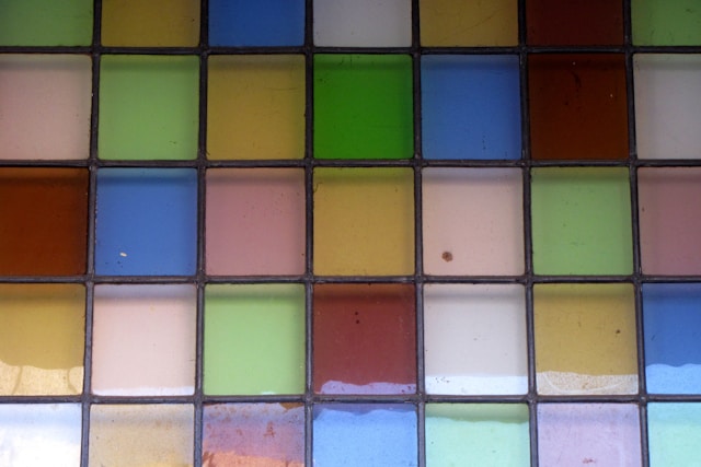 De-magie-van-gekleurd-glas-in-jouw-interieur.jpg